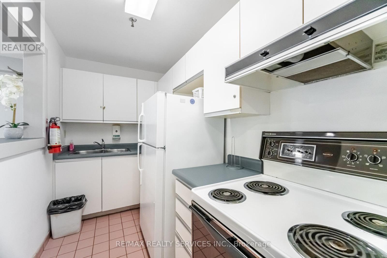 711 - 330 Mill Street S, Brampton, Ontario  L6Y 3V3 - Photo 33 - W12939832