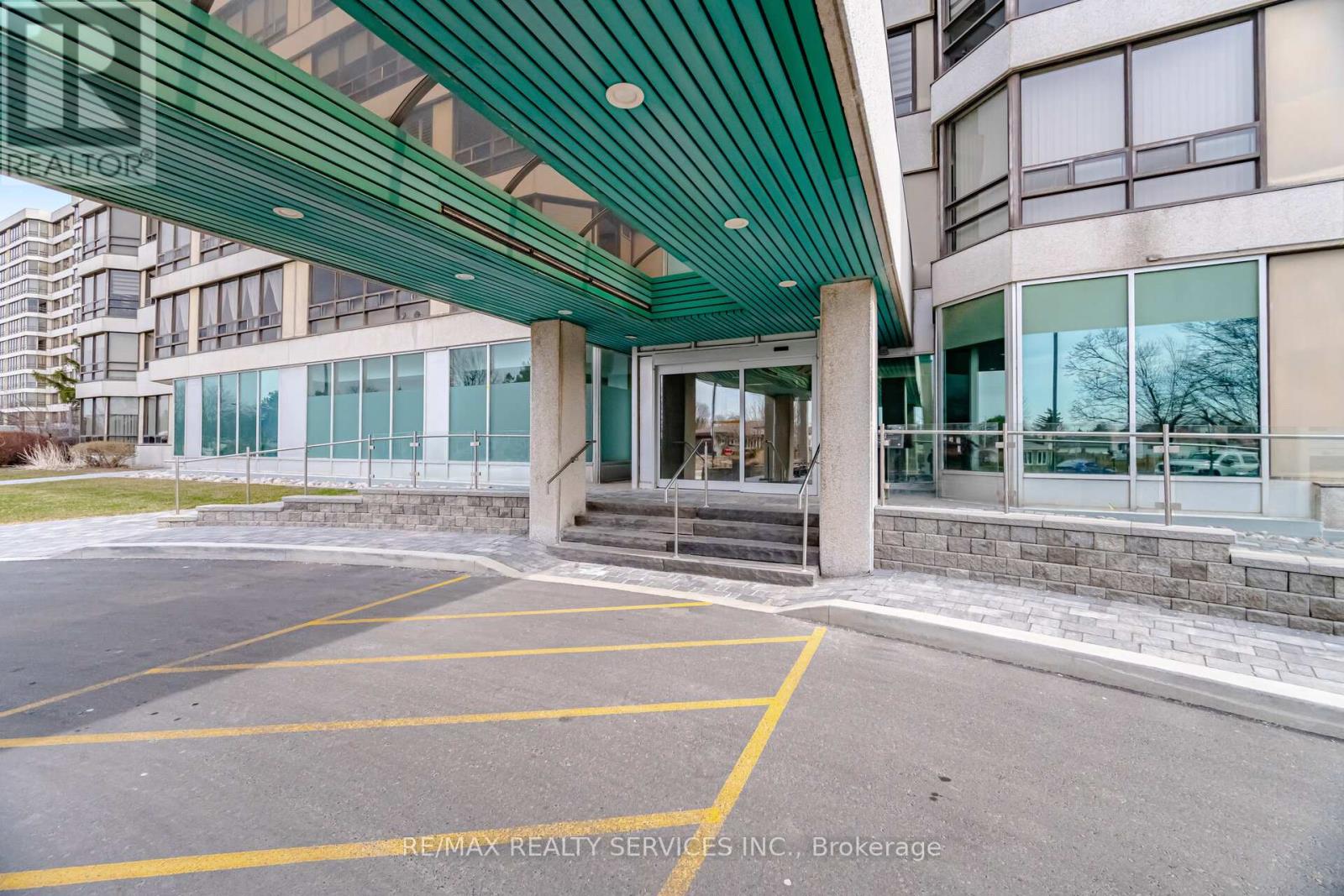 711 - 330 Mill Street S, Brampton, Ontario  L6Y 3V3 - Photo 4 - W12939832