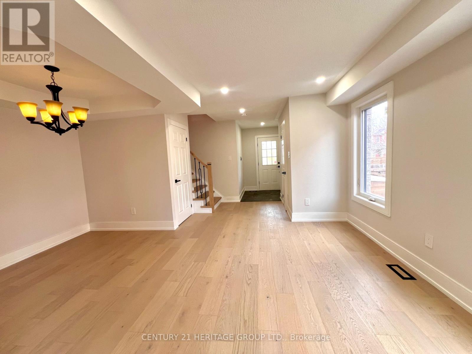 100 Woodroof Crescent, Aurora, Ontario  L4G 7H3 - Photo 2 - N12939592