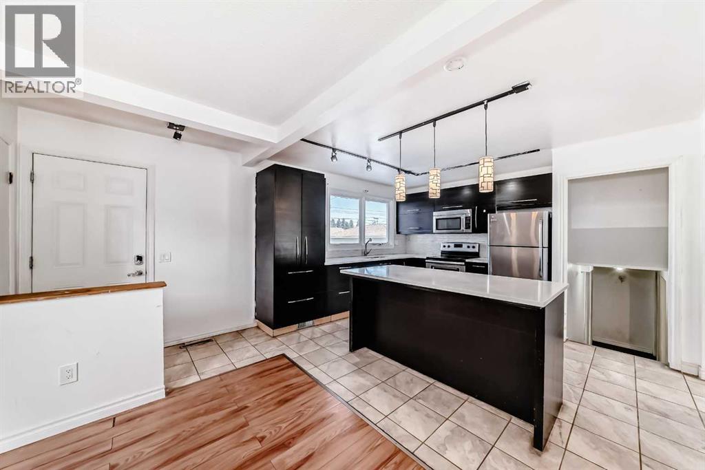 212 78 Avenue NE, Calgary, Alberta  T2K 0R2 - Photo 9 - A2289672