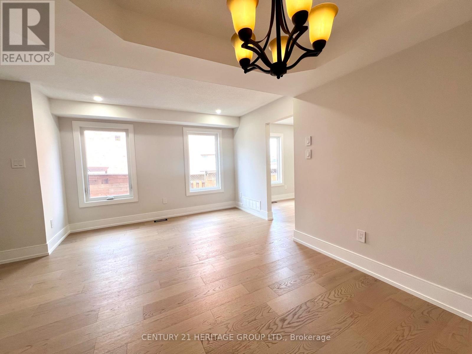 100 Woodroof Crescent, Aurora, Ontario  L4G 7H3 - Photo 4 - N12939592