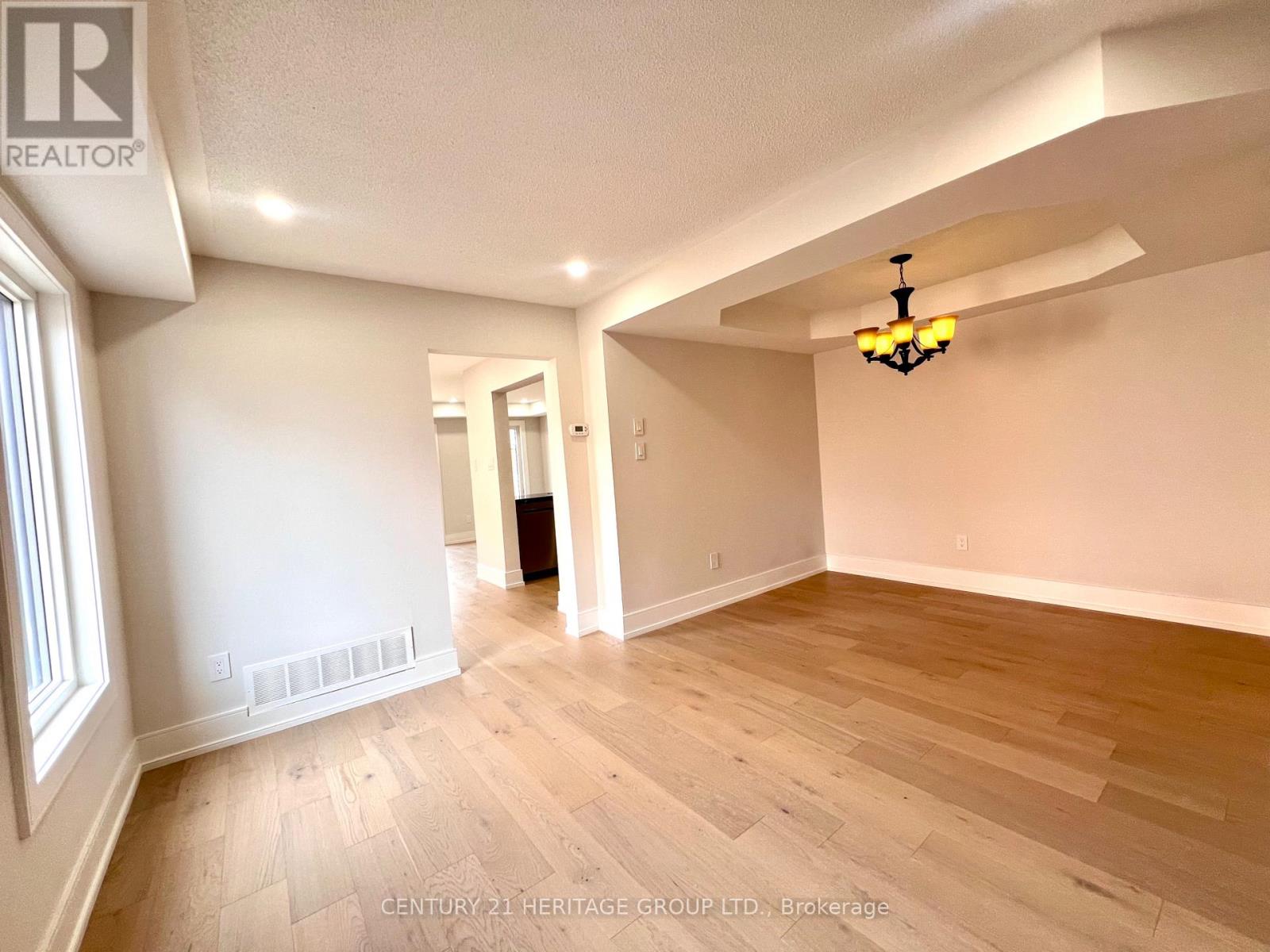 100 Woodroof Crescent, Aurora, Ontario  L4G 7H3 - Photo 3 - N12939592