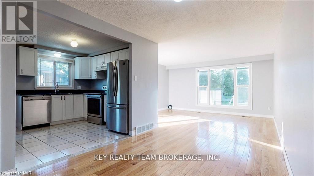 10 Hill Park Lane, St. Catharines, Ontario  L2N 1C6 - Photo 4 - X12940038