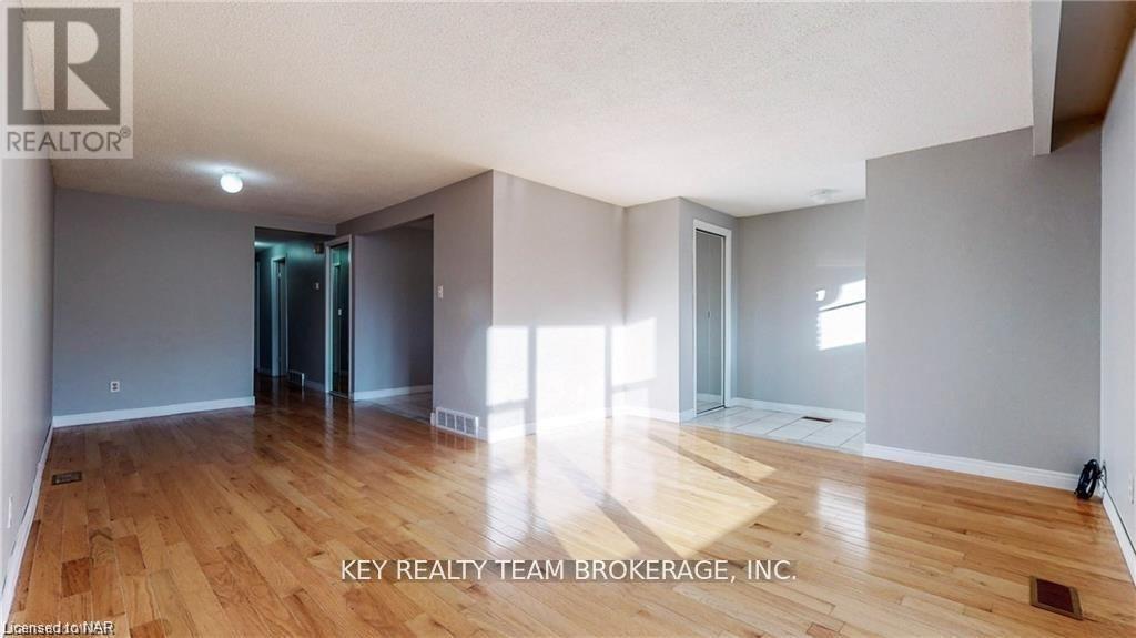 10 Hill Park Lane, St. Catharines, Ontario  L2N 1C6 - Photo 5 - X12940038