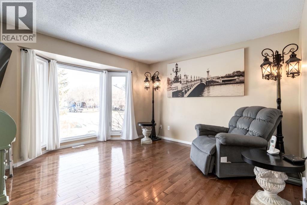 3 Woodglen Crescent Sw, Calgary, Alberta T2W 4L1 - Photo 4 - A2296395