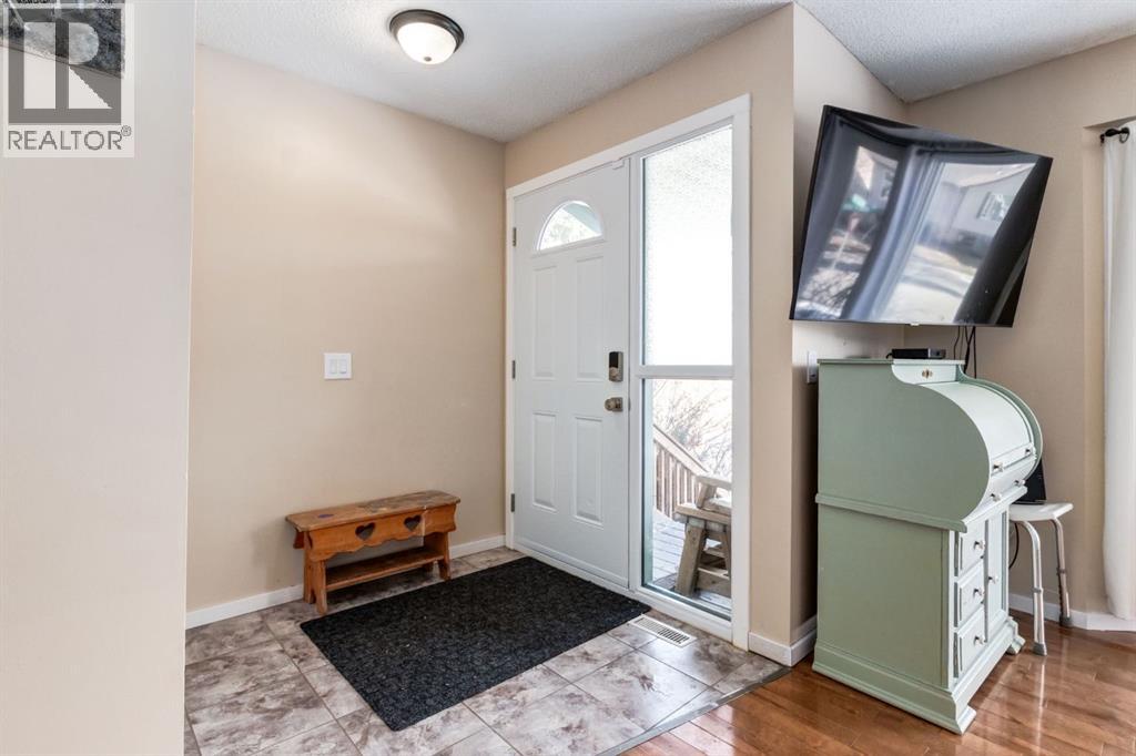 3 Woodglen Crescent Sw, Calgary, Alberta T2W 4L1 - Photo 3 - A2296395