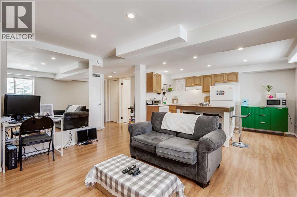 6 West Aarsby Road, Cochrane, Alberta  T4C 1M4 - Photo 11 - A2297276