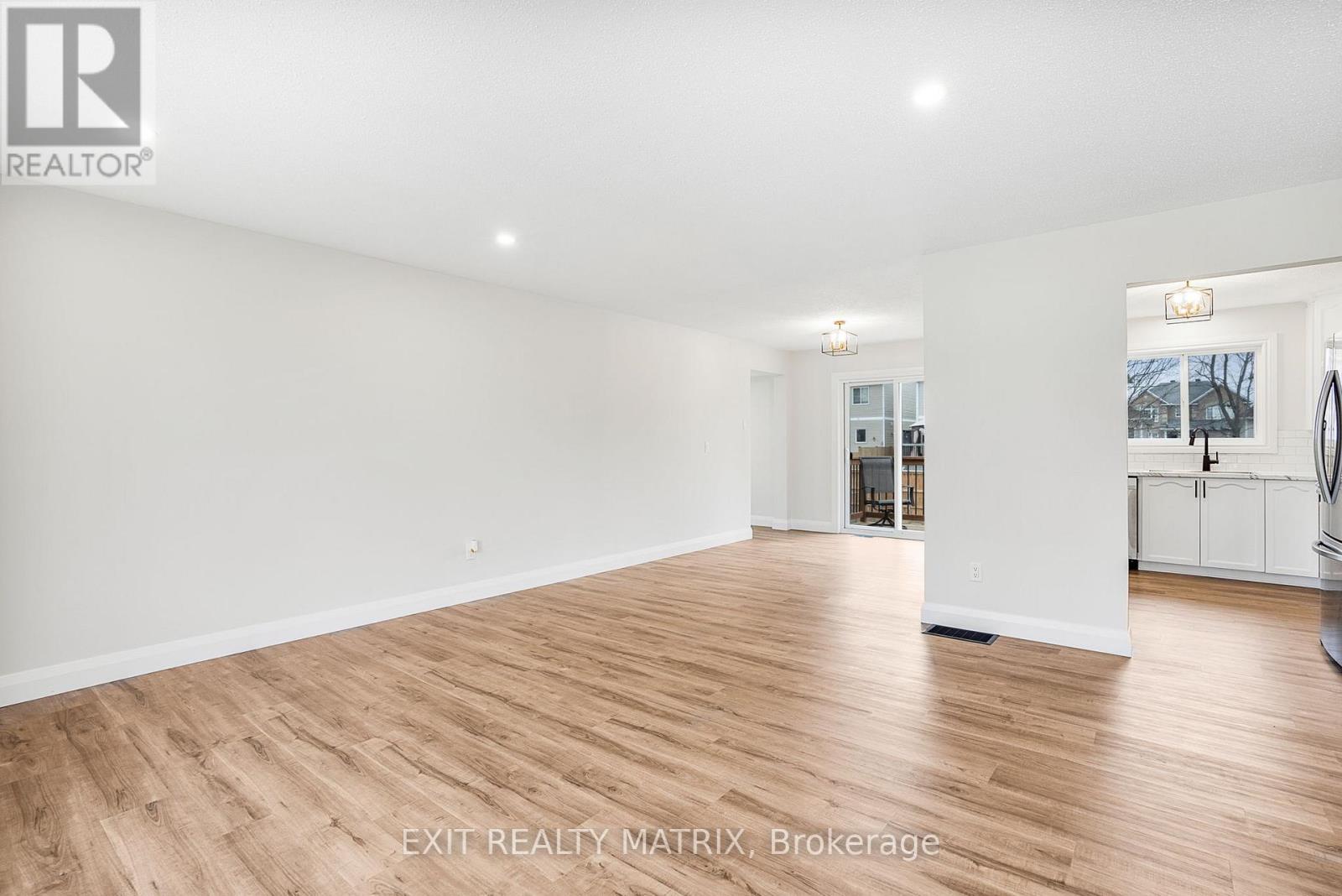 58 Castlebeau Street, Russell, Ontario  K0A 1W0 - Photo 4 - X12939948