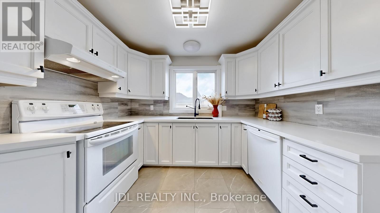 11 Red Robin Road, Georgina, Ontario  L4P 3E9 - Photo 19 - N12939934