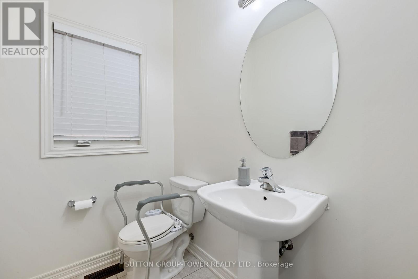 78 Romanelli Crescent, Bradford West Gwillimbury, Ontario  L3Z 0X7 - Photo 5 - N12940084