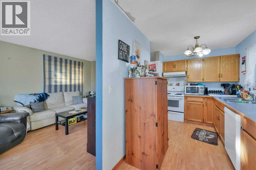 52 Roland, Red Deer, Alberta  T4R 3K9 - Photo 7 - A2279725