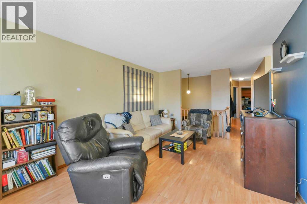 52 Roland, Red Deer, Alberta  T4R 3K9 - Photo 4 - A2279725