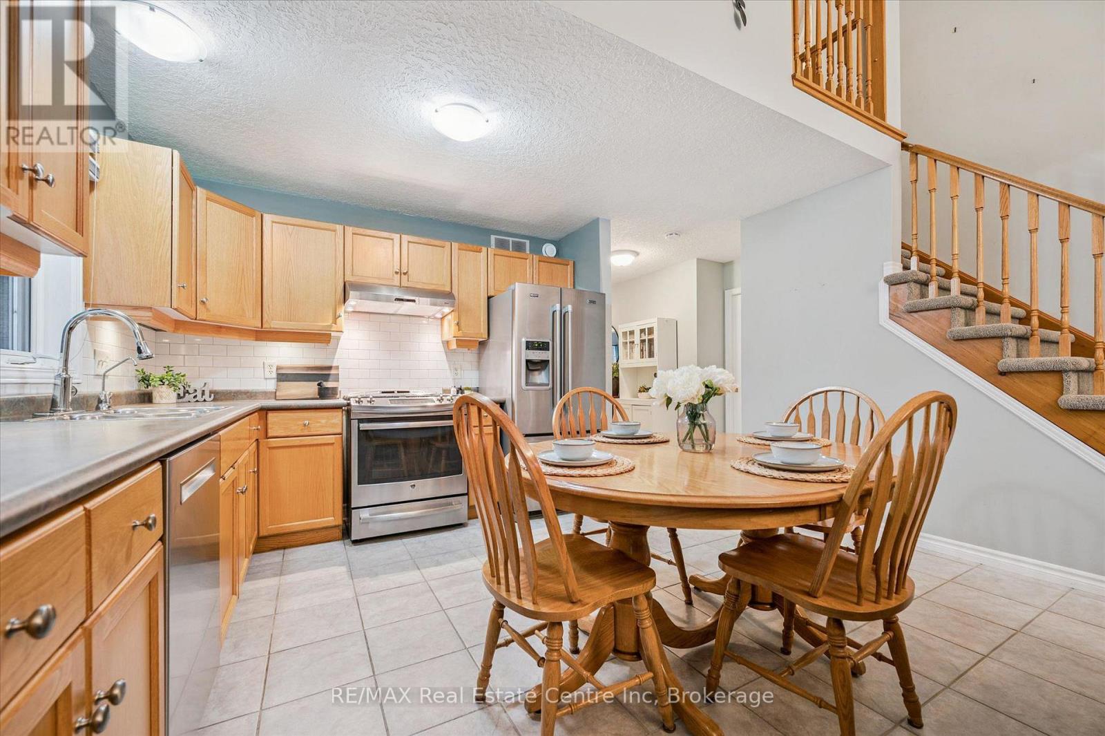 32 Scott Street, Centre Wellington (Fergus), Ontario  N1M 3S2 - Photo 2 - X12940234