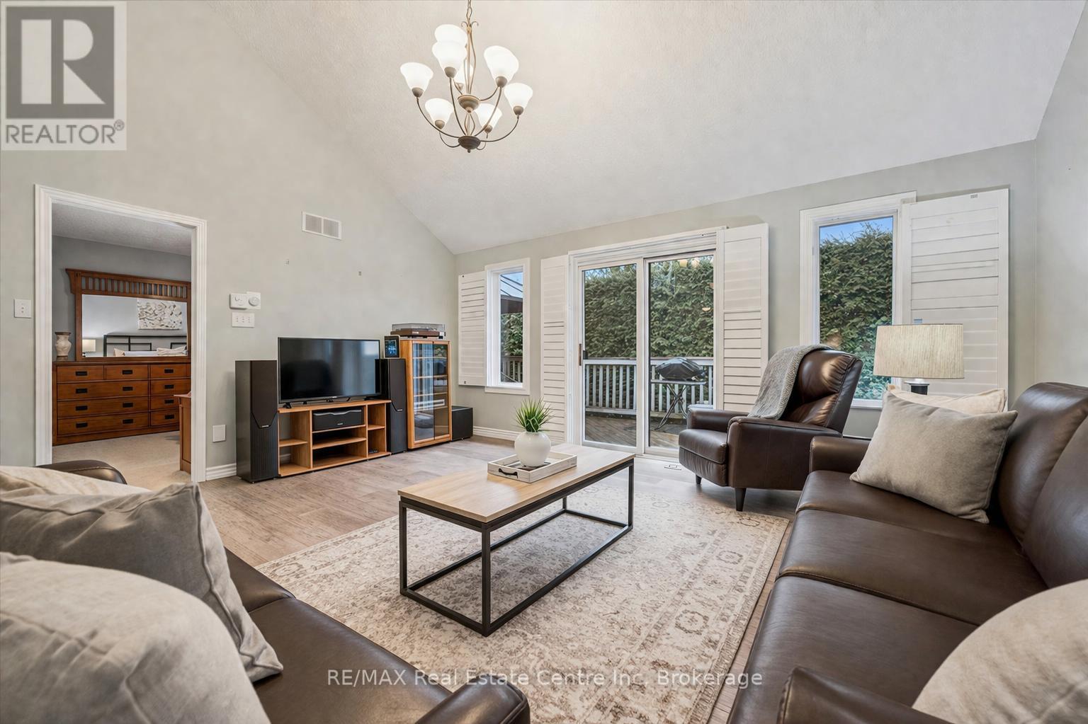 32 Scott Street, Centre Wellington (Fergus), Ontario  N1M 3S2 - Photo 6 - X12940234