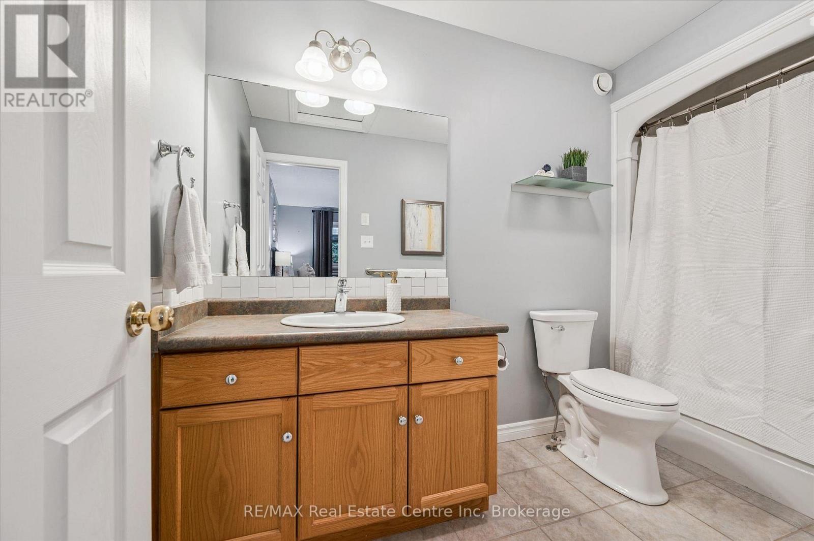 32 Scott Street, Centre Wellington (Fergus), Ontario  N1M 3S2 - Photo 8 - X12940234