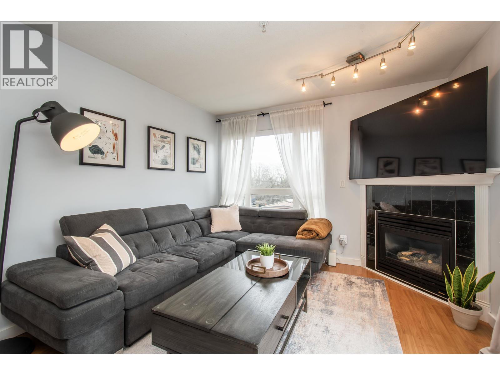 401 1629 Garden Avenue, North Vancouver, British Columbia  V7P 3A6 - Photo 2 - R3105269