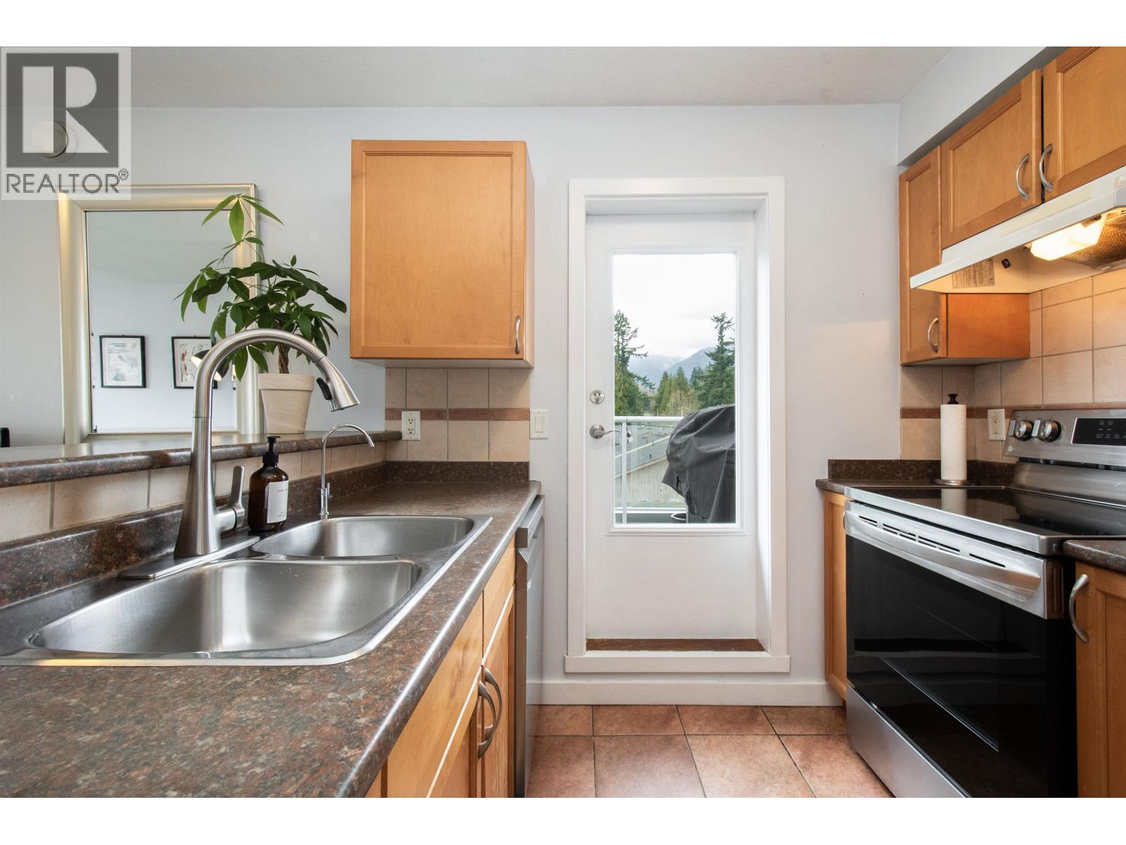 401 1629 Garden Avenue, North Vancouver, British Columbia  V7P 3A6 - Photo 9 - R3105269