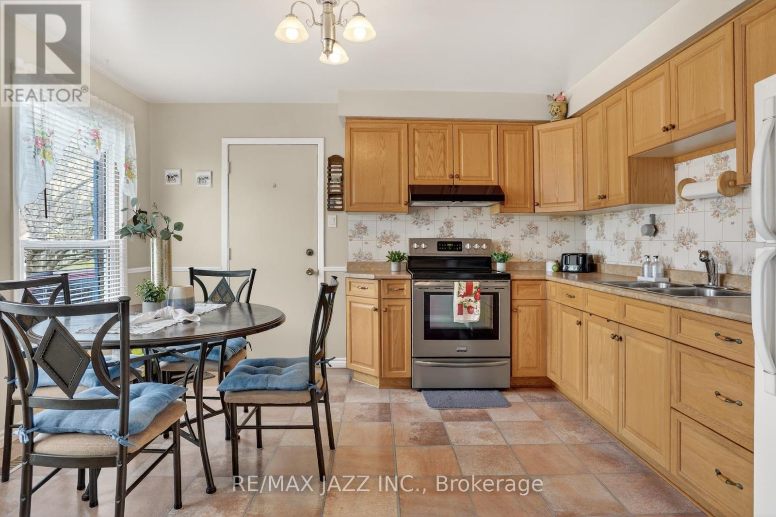 152 Guthrie Crescent, Whitby, Ontario  L1P 1A8 - Photo 4 - E12940172