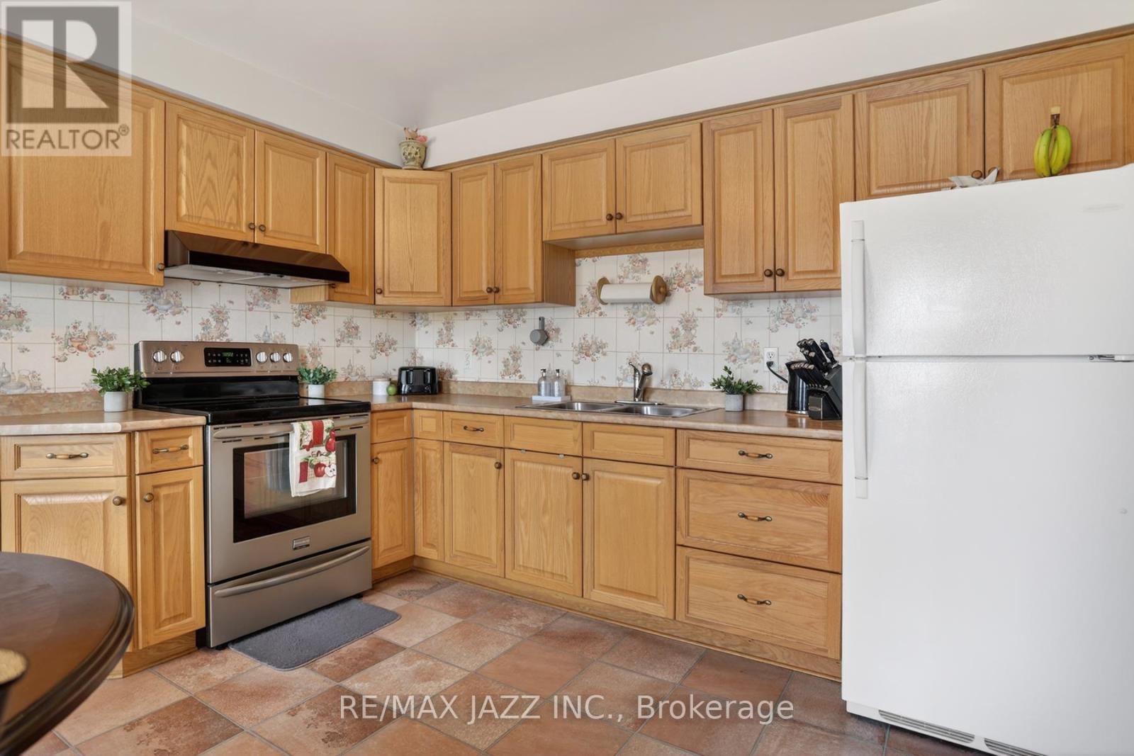 152 Guthrie Crescent, Whitby, Ontario  L1P 1A8 - Photo 5 - E12940172