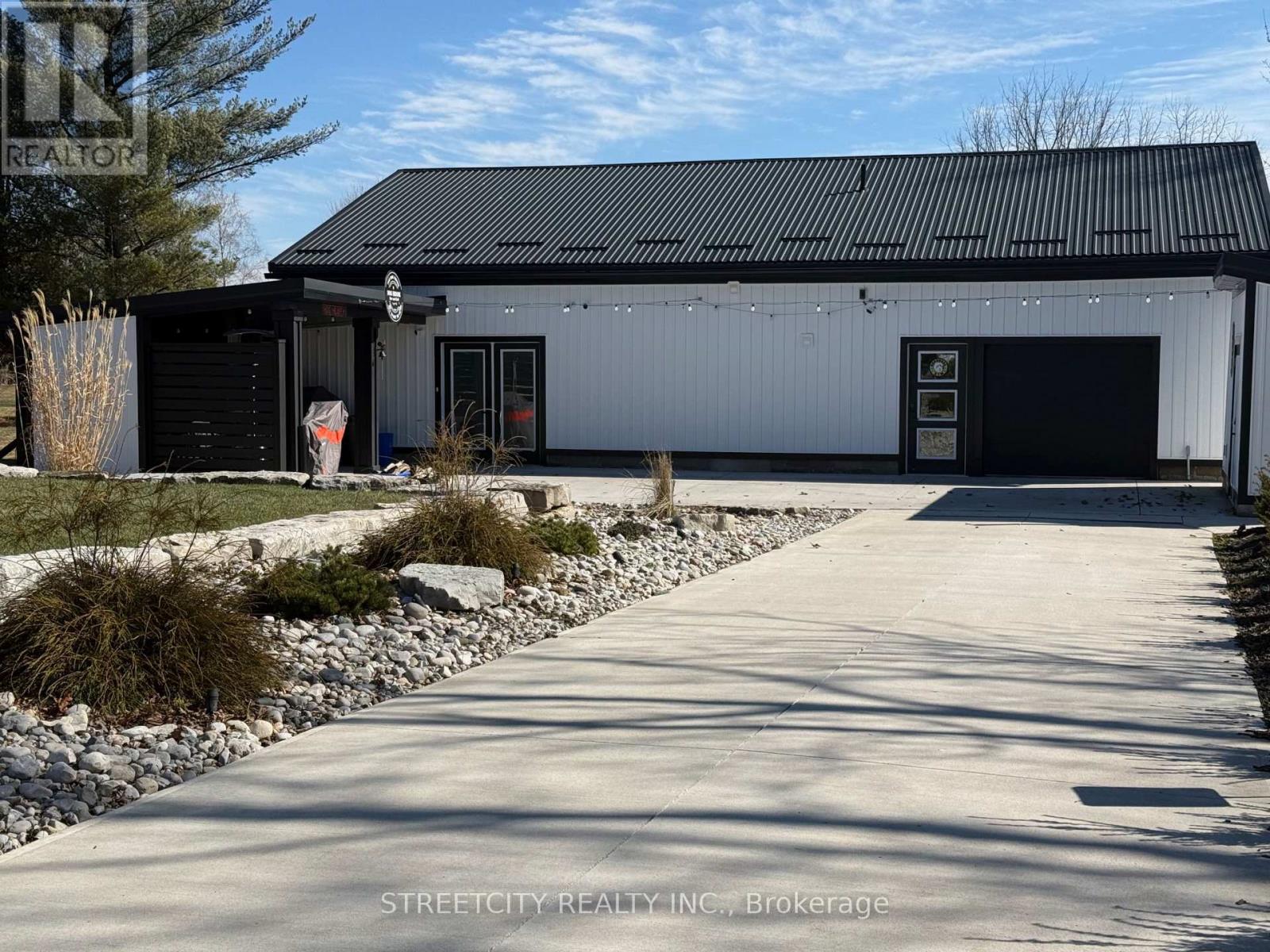 747 Broadway Street, Plympton-Wyoming (Plympton Wyoming), Ontario  N0N 1T0 - Photo 6 - X12940208