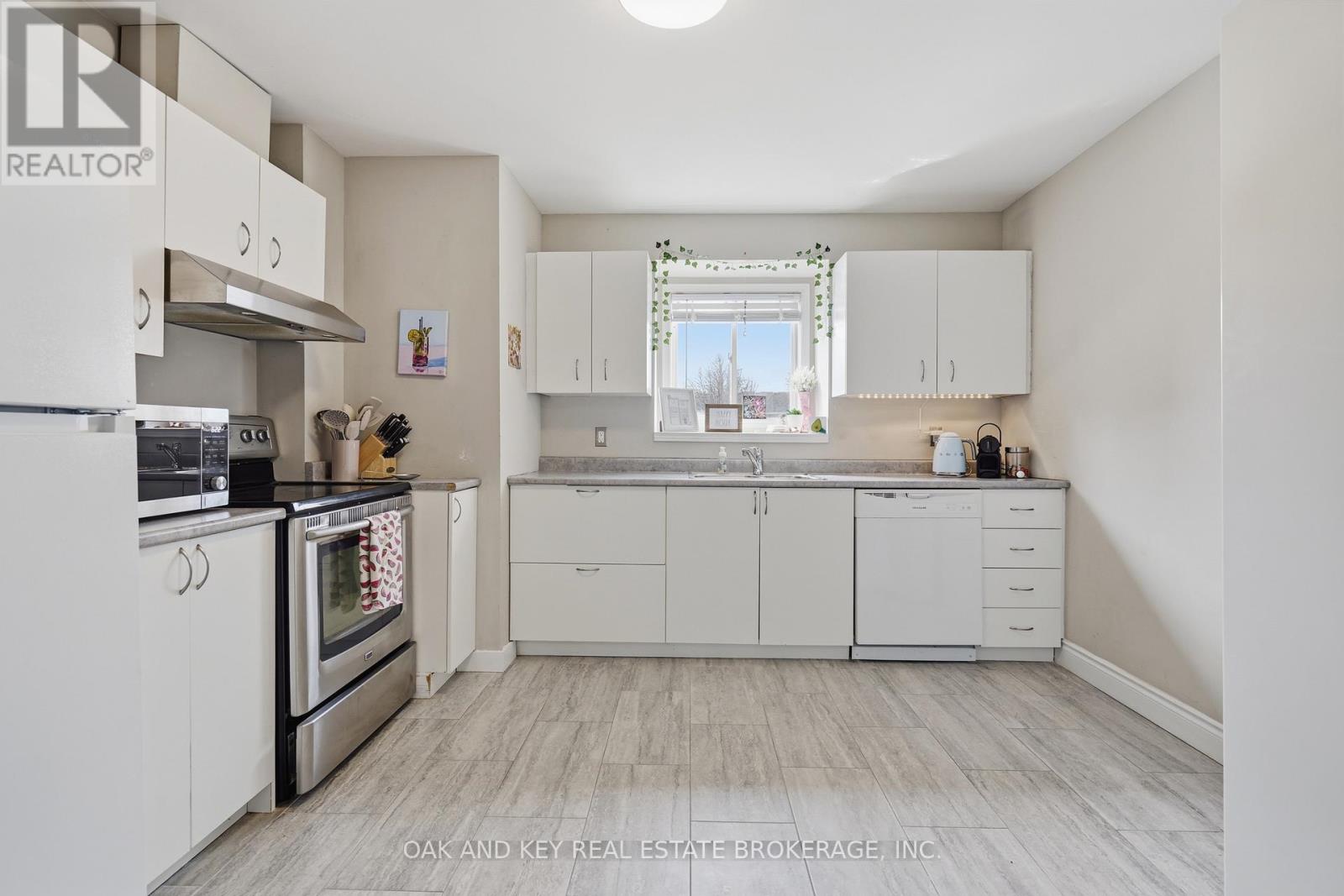 18 Chapman Court, London North, Ontario  N6G 5A7 - Photo 5 - X12940248