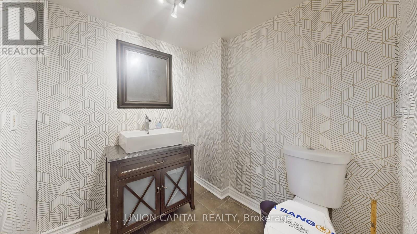 9 Fenwick Avenue, Clarington, Ontario  L1C 4R6 - Photo 9 - E12940178