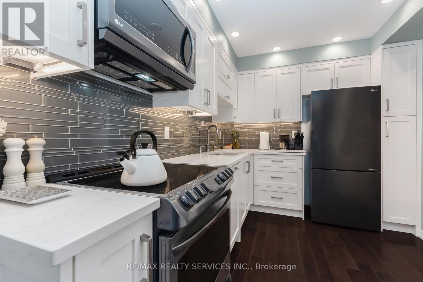 4 Scribner Court, Brampton, Ontario  L6Z 2N1 - Photo 17 - W12940156