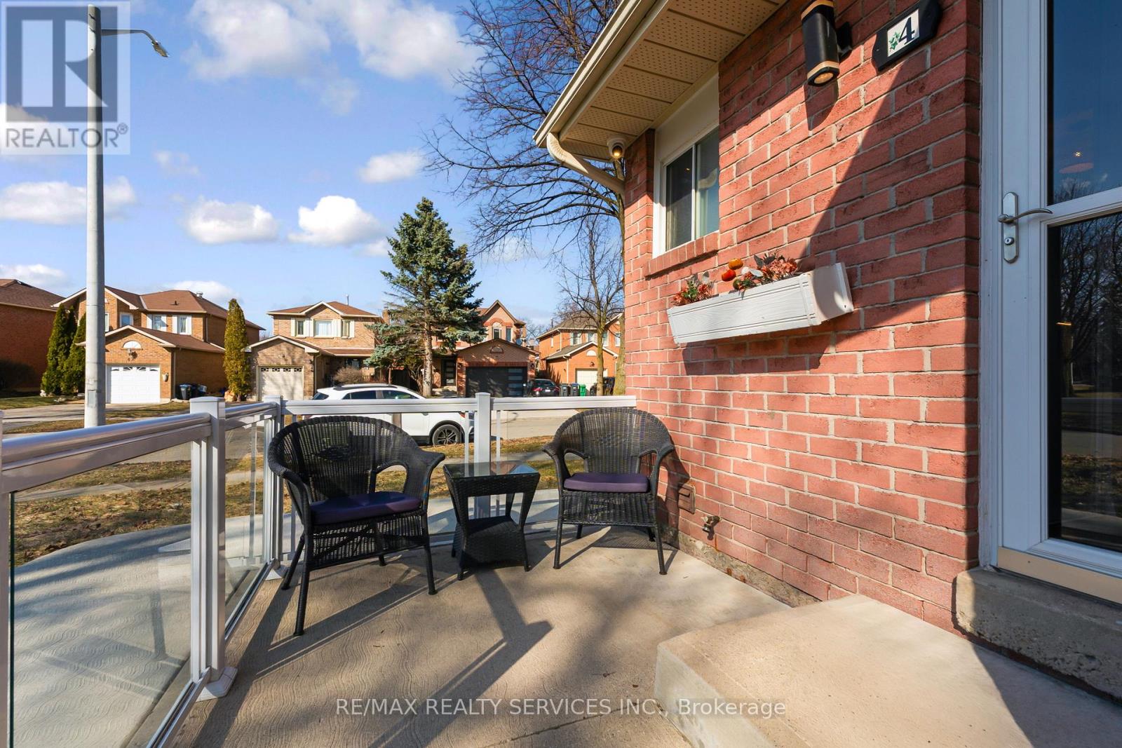 4 Scribner Court, Brampton, Ontario  L6Z 2N1 - Photo 2 - W12940156