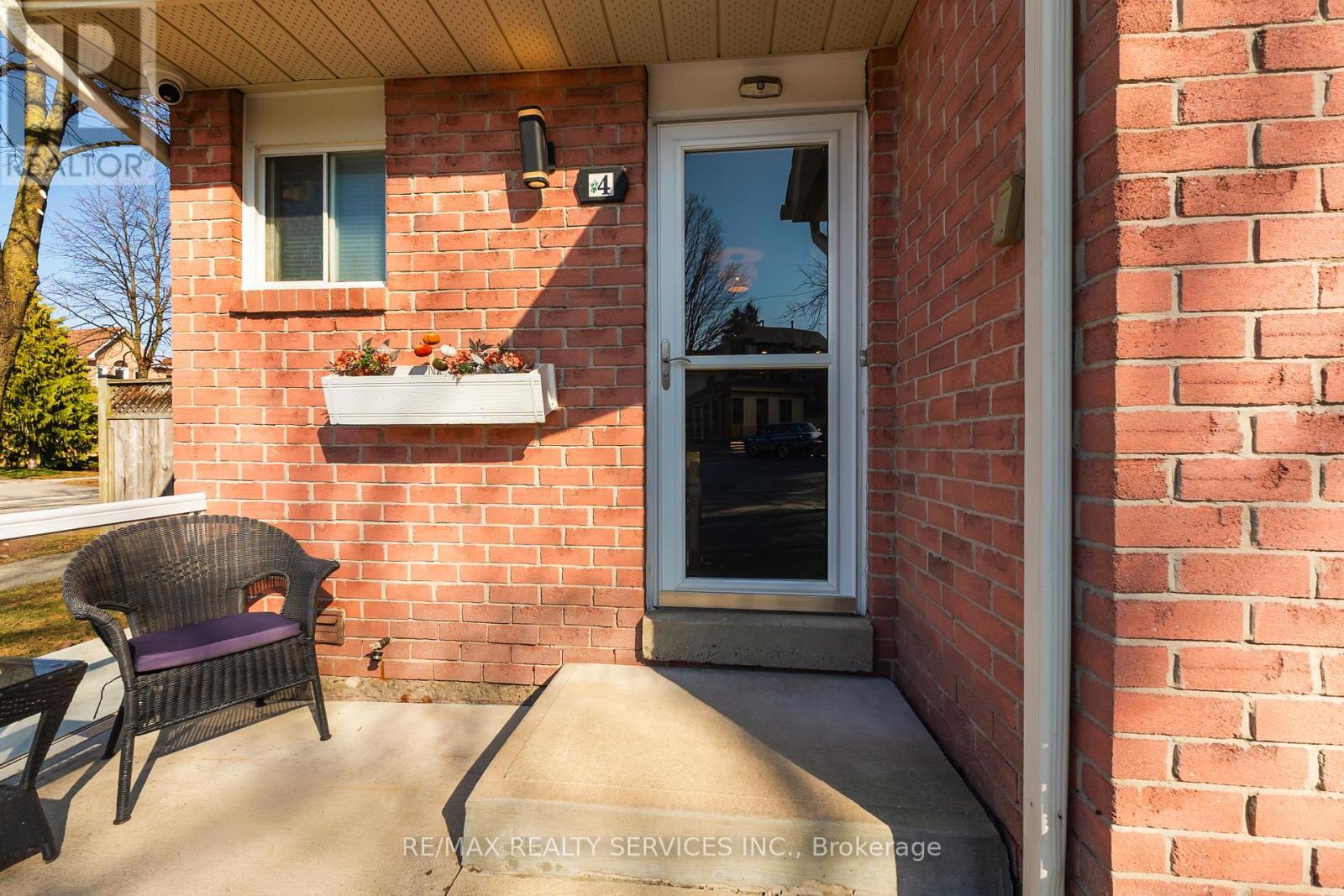 4 Scribner Court, Brampton, Ontario  L6Z 2N1 - Photo 3 - W12940156