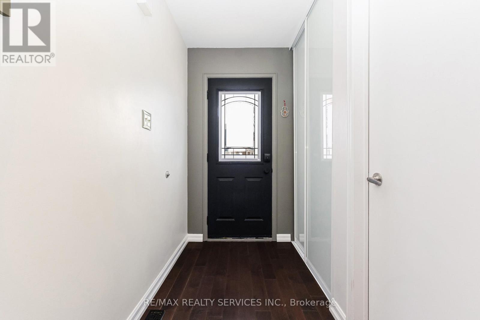 4 Scribner Court, Brampton, Ontario  L6Z 2N1 - Photo 4 - W12940156