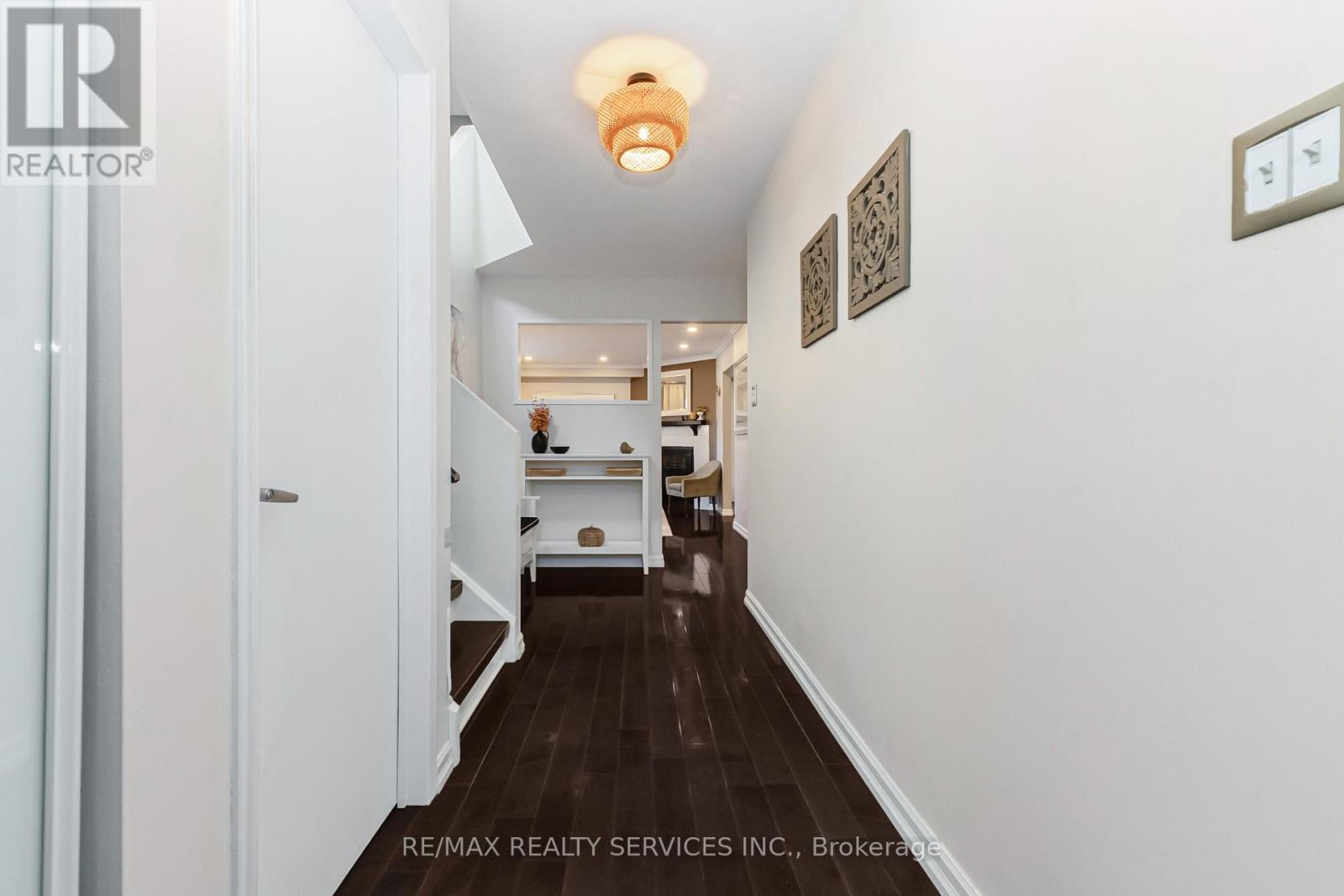 4 Scribner Court, Brampton, Ontario  L6Z 2N1 - Photo 5 - W12940156