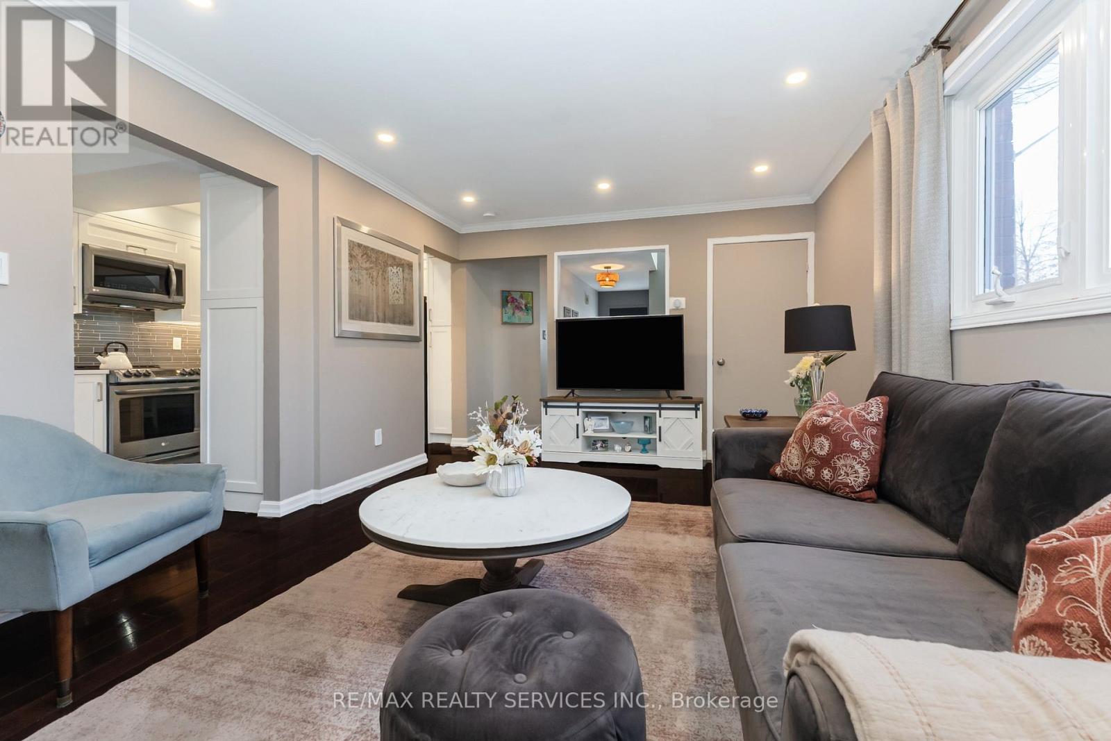 4 Scribner Court, Brampton, Ontario  L6Z 2N1 - Photo 9 - W12940156