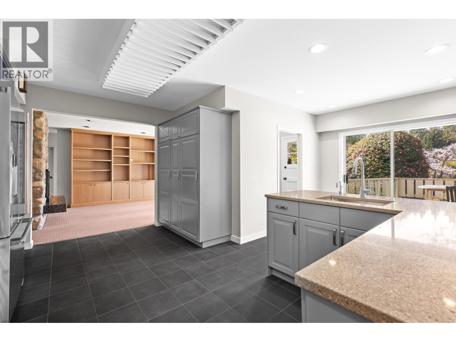 6297 Mackenzie Street, Vancouver, British Columbia  V6N 1H4 - Photo 10 - R3105124