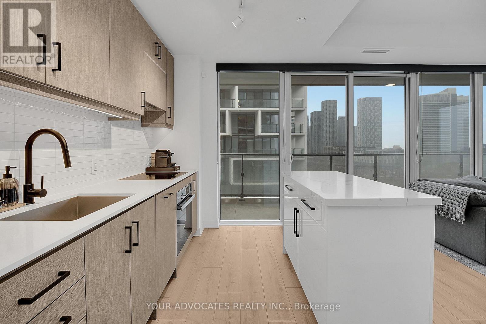 902 - 9 Tecumseth Street, Toronto, Ontario  M5G 3V4 - Photo 2 - C12940276