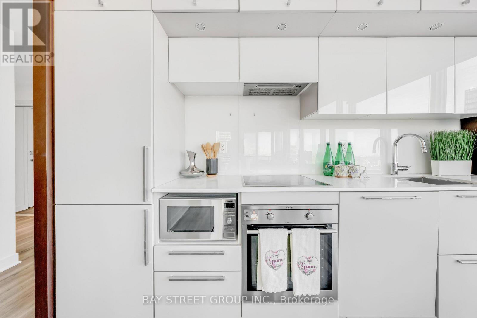 4204 - 15 Grenville Street, Toronto, Ontario  M4Y 0B9 - Photo 17 - C12940432