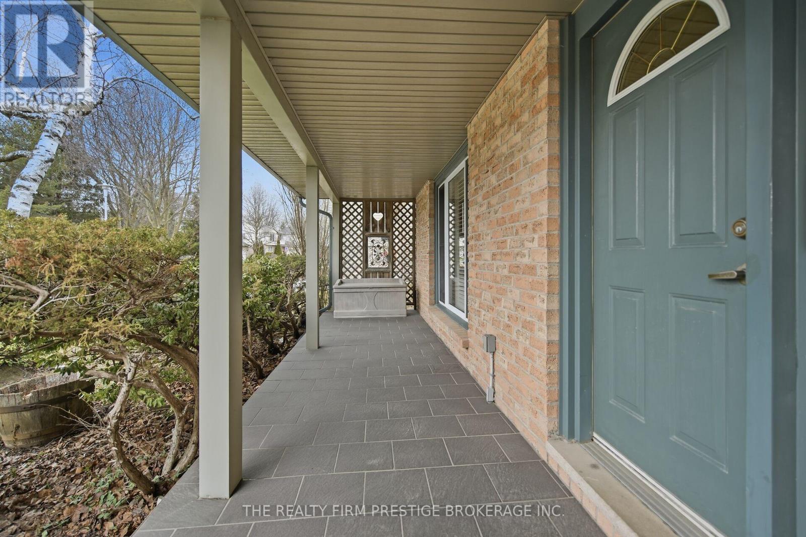 126 Gardenvale Crescent, London South, Ontario  N6J 4B9 - Photo 4 - X12940366