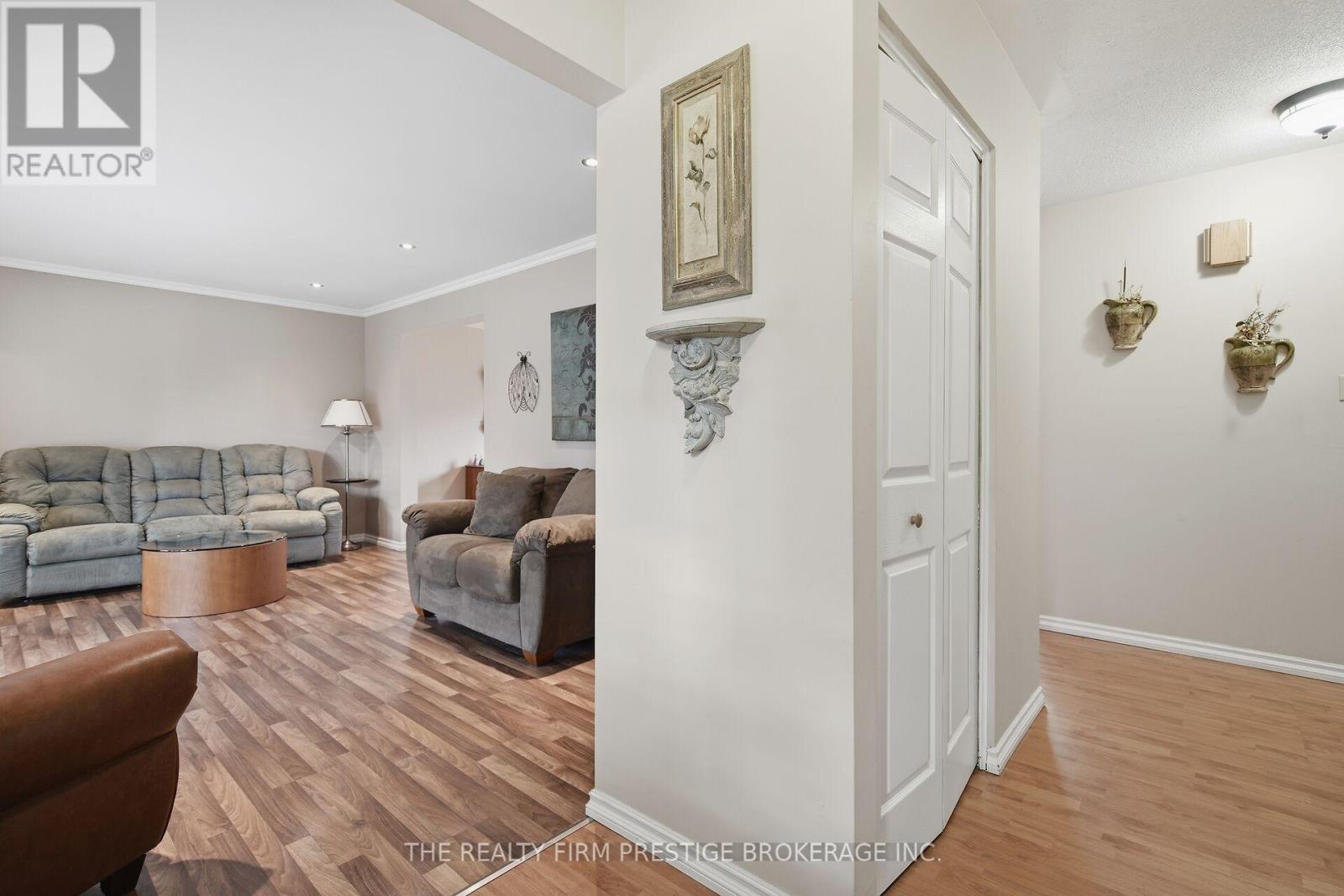 126 Gardenvale Crescent, London South, Ontario  N6J 4B9 - Photo 6 - X12940366