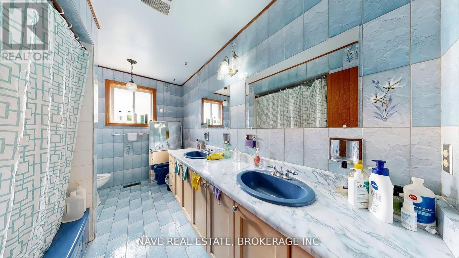 9747 Bathurst Street, Richmond Hill, Ontario  L4C 3X5 - Photo 11 - N12940342