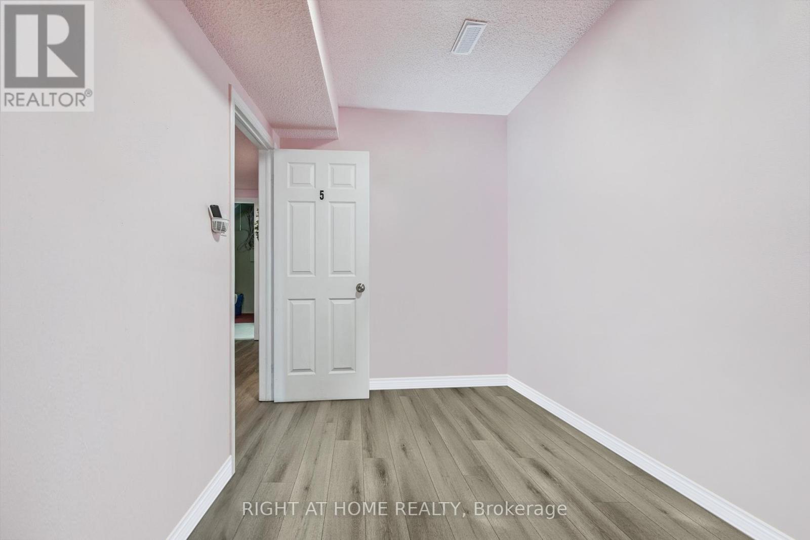 1070 Queens Avenue, Oakville, Ontario  L6H 2B5 - Photo 29 - W12819846