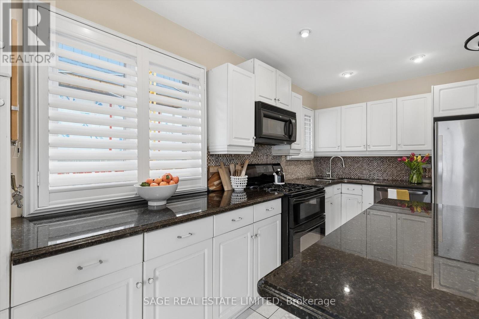 11 Chelsea Drive, Toronto, Ontario  M8W 4R5 - Photo 4 - W12940372