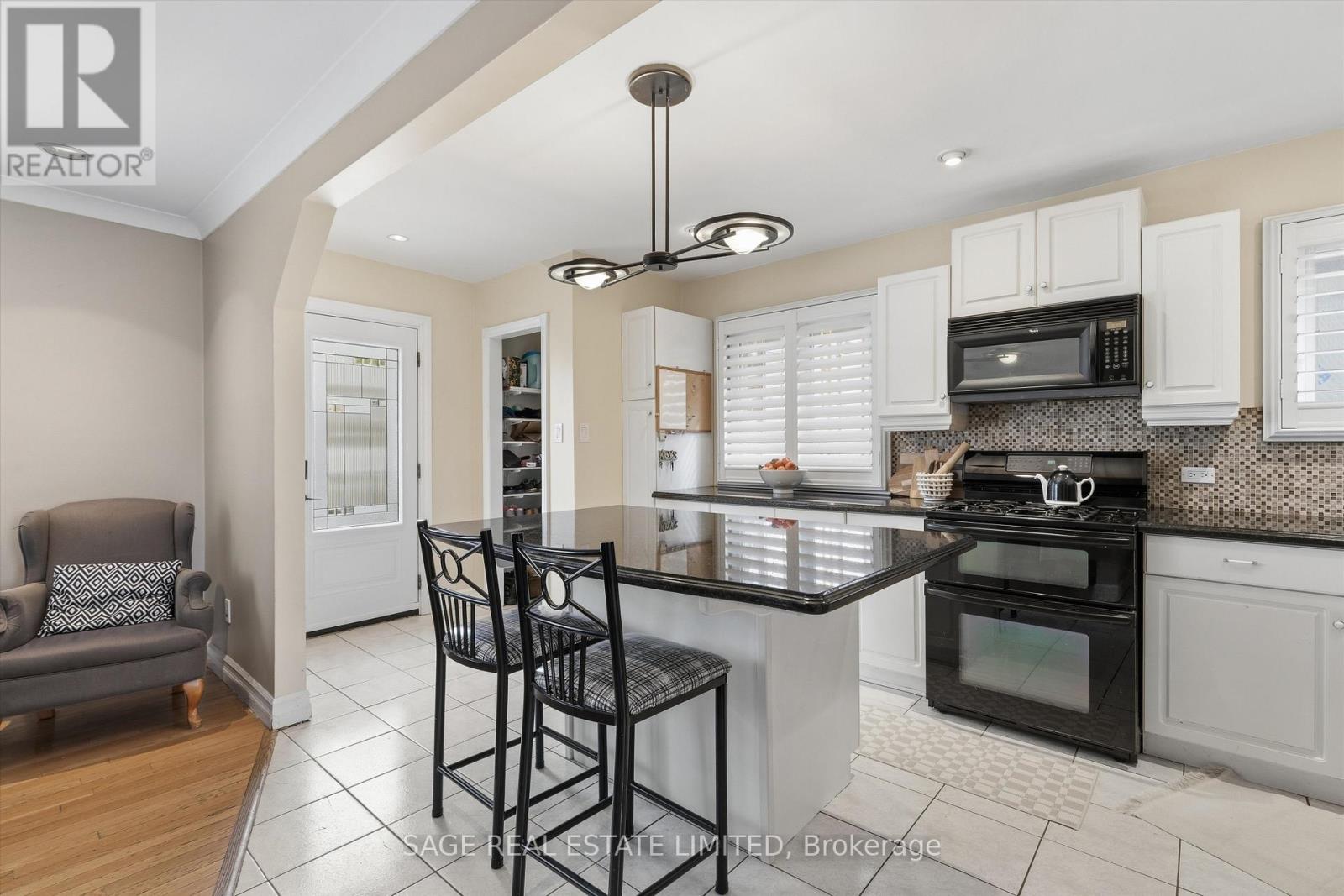 11 Chelsea Drive, Toronto, Ontario  M8W 4R5 - Photo 5 - W12940372