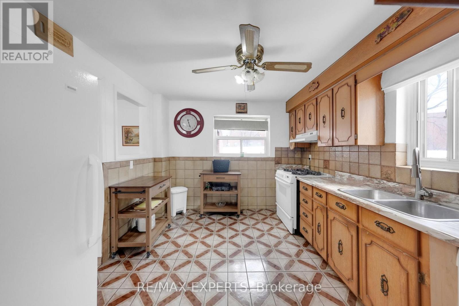 75 St Lucie Drive, Toronto, Ontario  M9M 1T1 - Photo 6 - W12940390