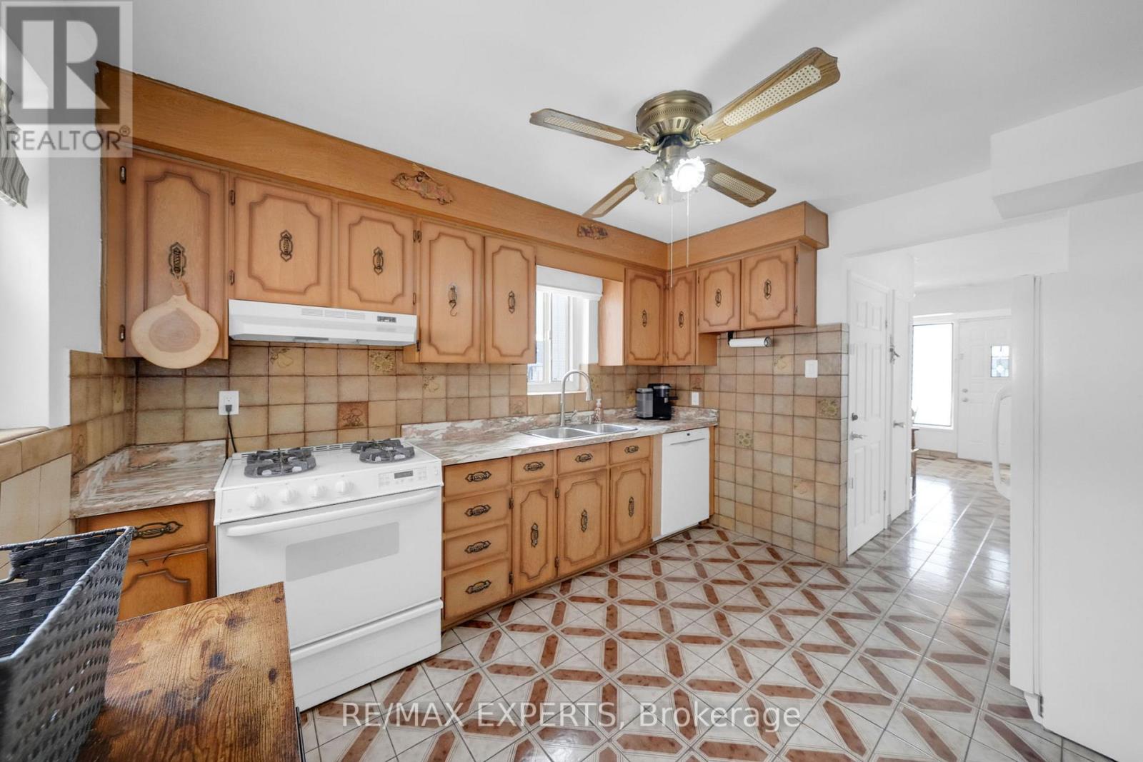 75 St Lucie Drive, Toronto, Ontario  M9M 1T1 - Photo 8 - W12940390