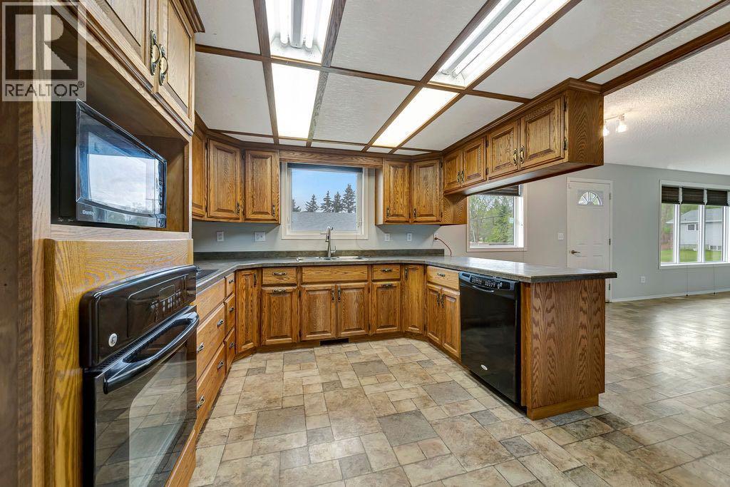 201 3 Avenue E, Neilburg, Saskatchewan  S0M 2C0 - Photo 6 - A2221876