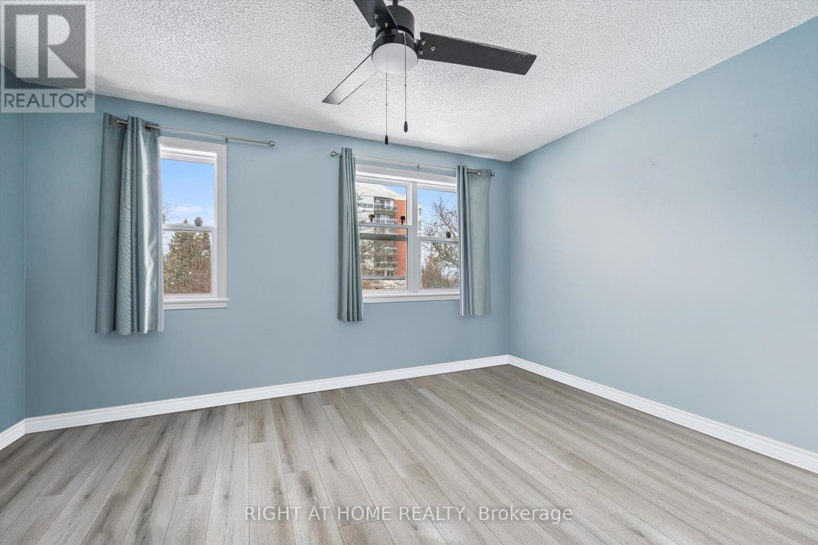 1070 Queens Avenue, Oakville, Ontario  L6H 2B5 - Photo 23 - W12819846