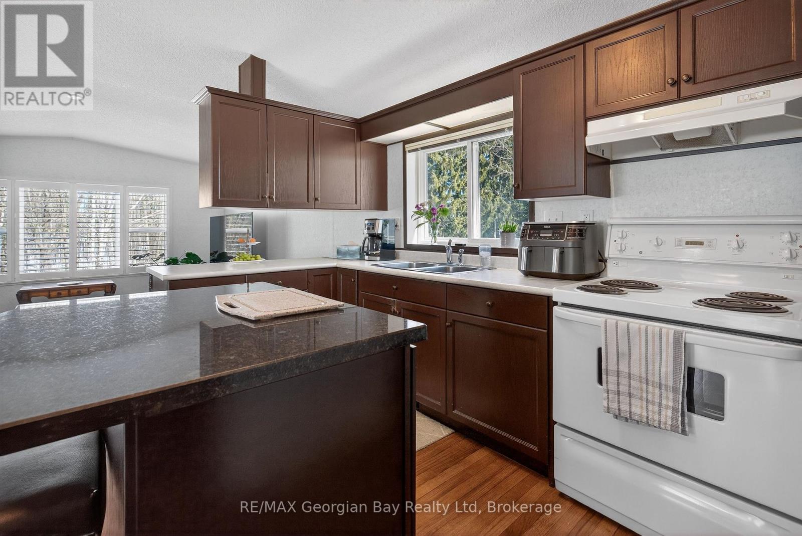 43 Highland Ave - 5411 Elliott Side Road, Tay, Ontario  L4R 4K3 - Photo 6 - S12940546