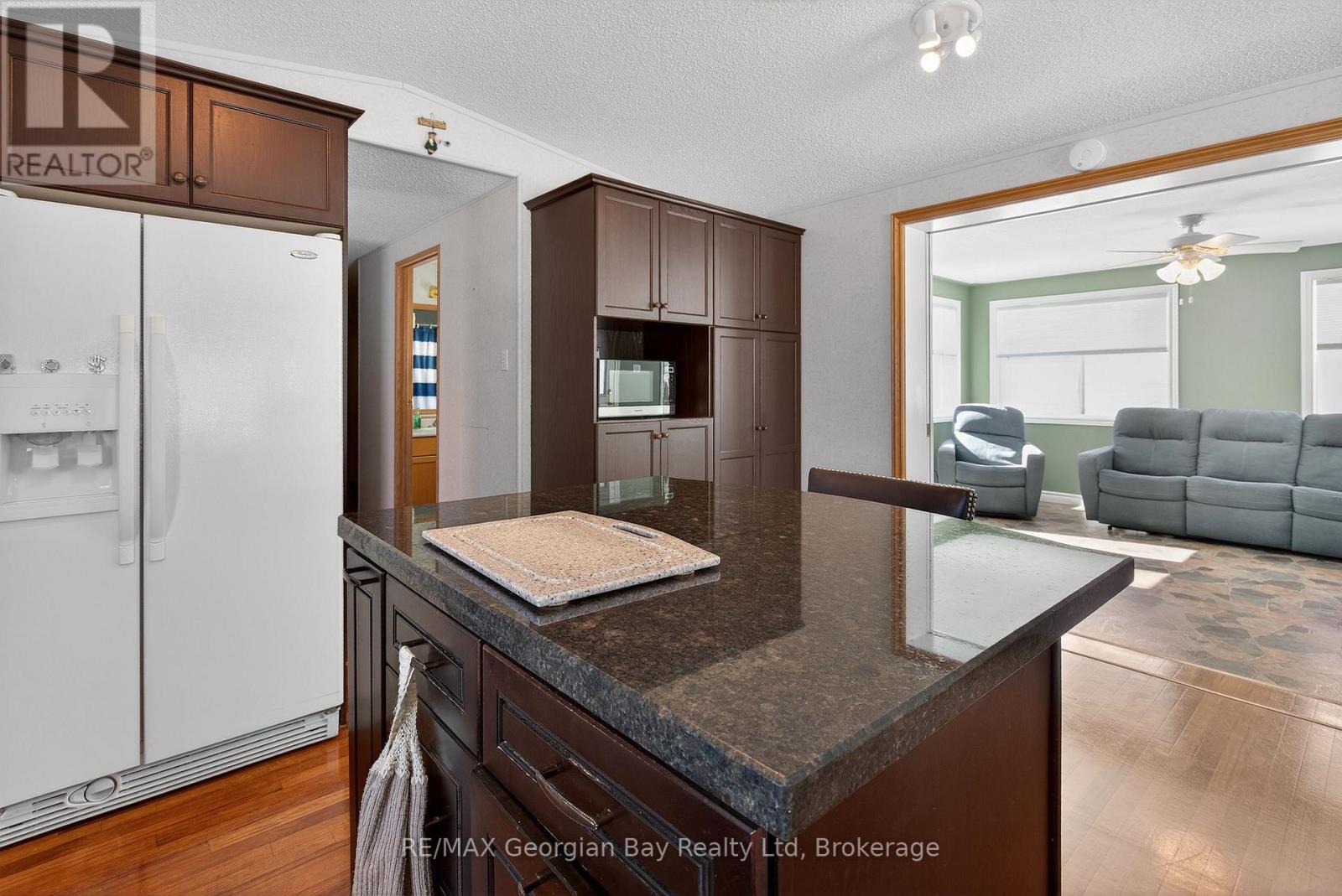 43 Highland Ave - 5411 Elliott Side Road, Tay, Ontario  L4R 4K3 - Photo 7 - S12940546