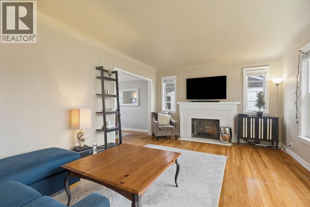 1810 Tenth Avenue, New Westminster, British Columbia  V3M 3J5 - Photo 2 - R3105344