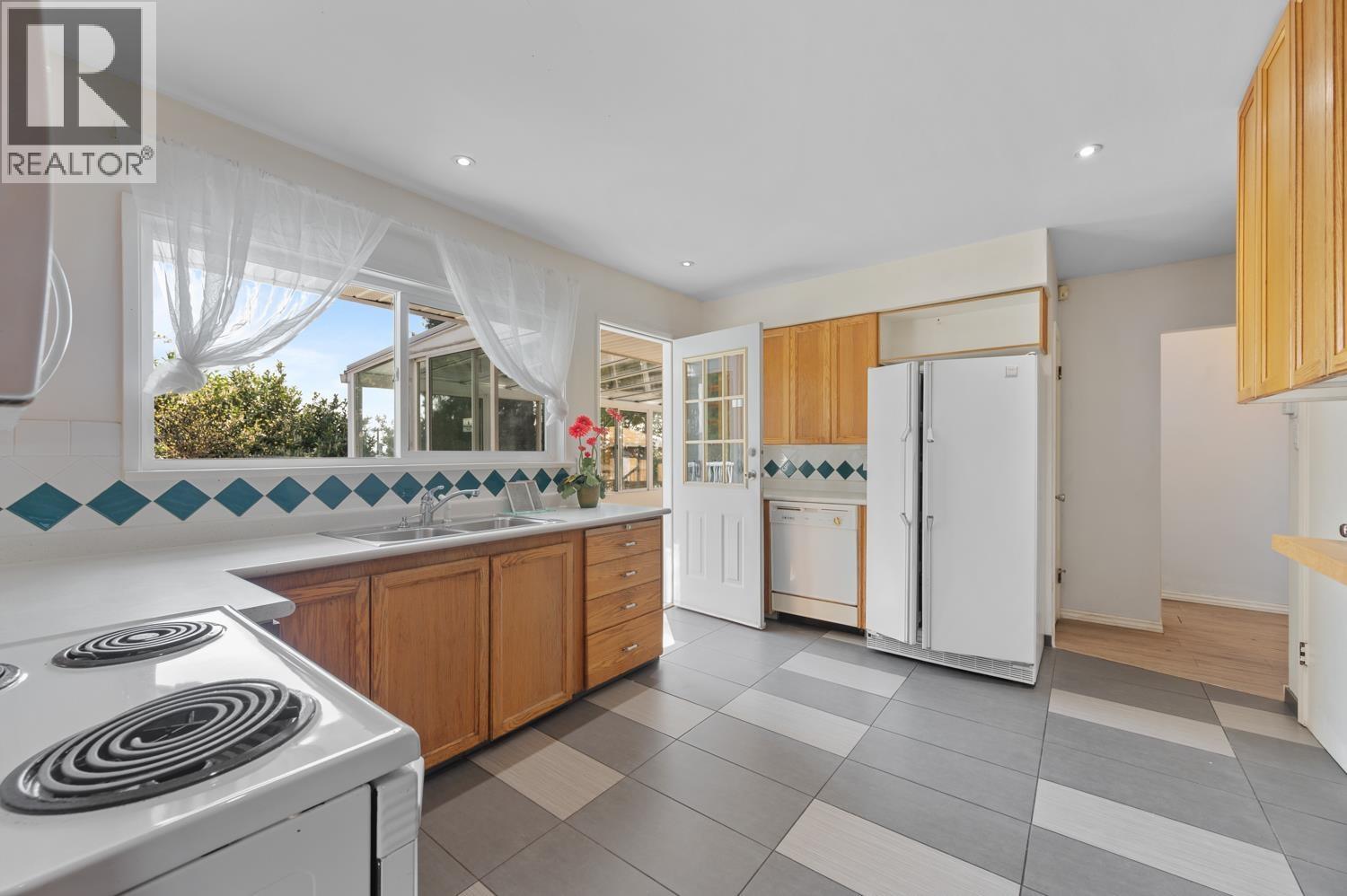 320 Walker Street, Coquitlam, British Columbia  V3K 4C9 - Photo 7 - R3105395