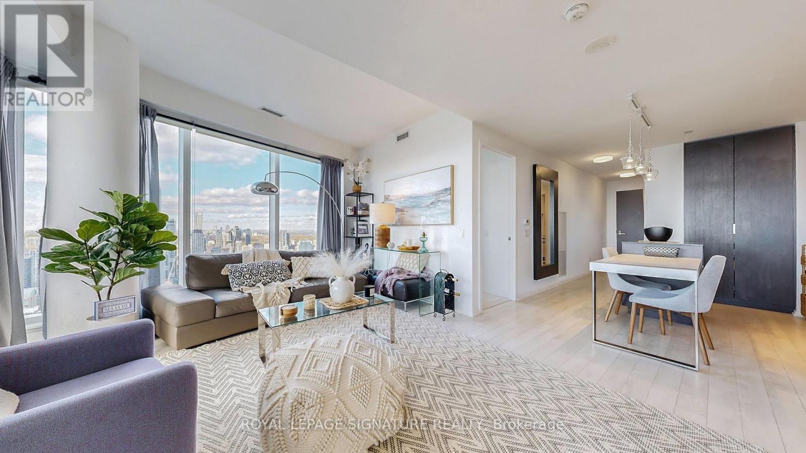 5811 - 197 Yonge Street, Toronto, Ontario  M5B 0C1 - Photo 2 - C12940484